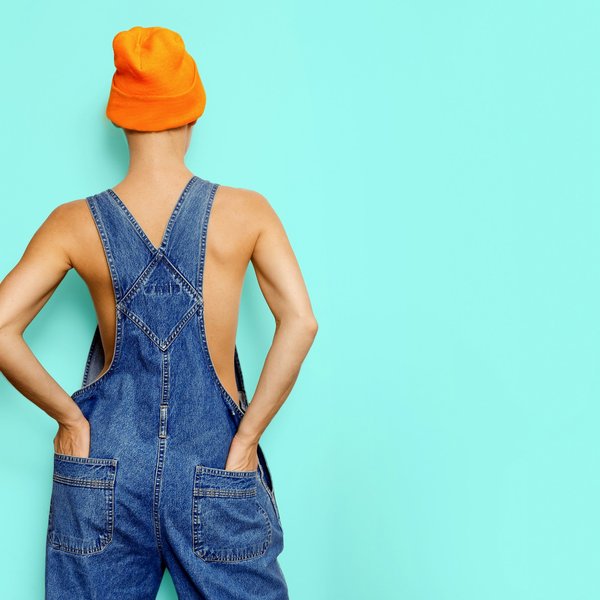Salopette en jean femme : de la fonctionnalité à la mode