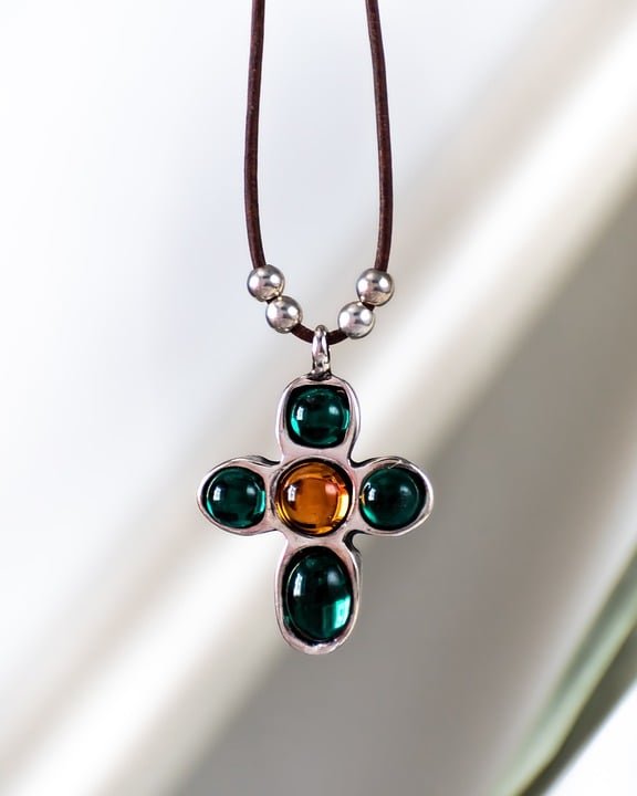 Découvrez les pendentifs croix pour femme : style et symbolisme