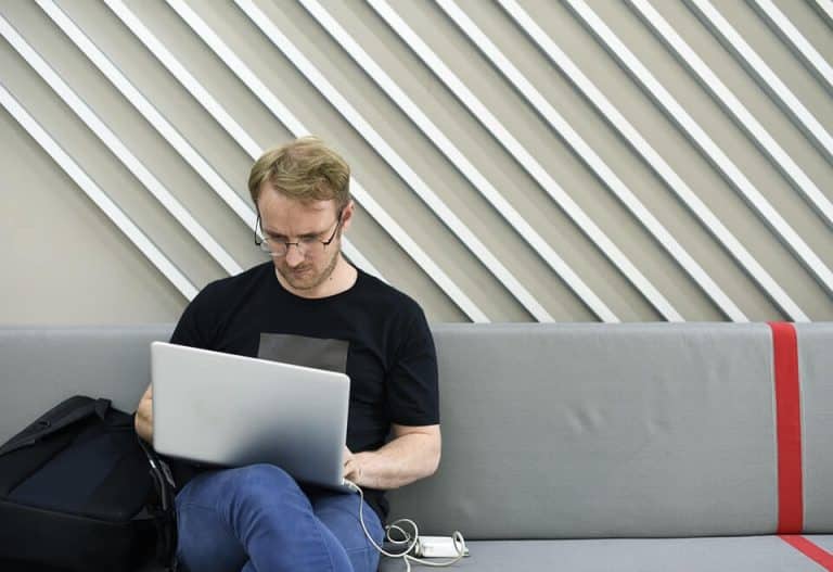 Comment rencontrer quelqu’un quand on ne sort pas ?